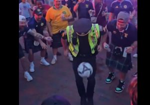 ¡Fiebre mundialista! Un policía estadounidense se vuelve viral al hacer «jueguitos» con fanáticos de Escocia