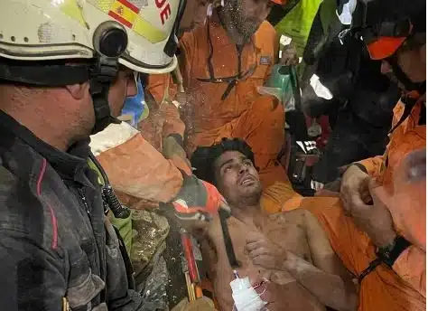 Milagro en el quinto día: Tras 106 horas atrapado joven de 21 años, fue rescatado con vida en La Guaira