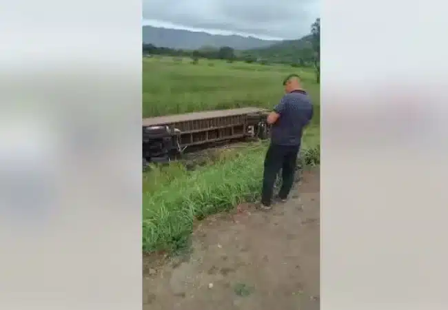 Se volcó en Caracas gandola que salió del Tacón con ayuda humanitaria: Tripulación ilesa