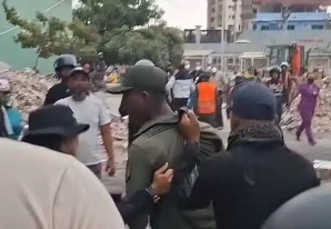 [VIDEO] Momento cuando detienen a un joven uniformado por presunto saqueo en zona de desastre en La Guaira