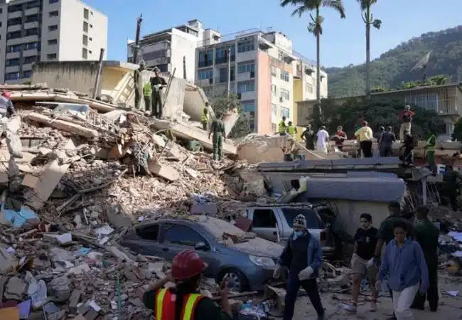 Continúan labores de rescate en Caracas y La Guaira después de que dos potentes terremotos sacudieran al país