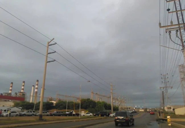 Mantos nubosos y lluvias con descargas eléctricas se esperan  para este lunes 13-J