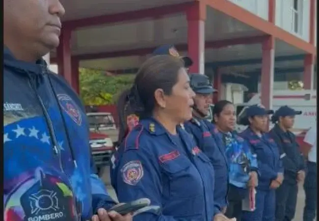 El emotivo reencuentro de bomberos y médicos tras las labores de rescate en el Litoral Central de Machiques