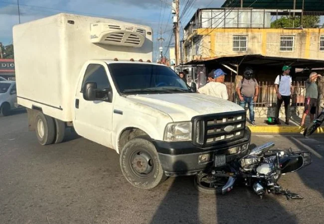 Camión 350 impactó contra una moto en Cuatricentenario: Una mujer resultó gravemente herida