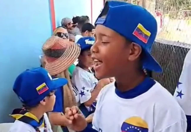 “Nació para brillar”: El niño venezolano que se destacó en el béisbol y conmovió a todos con su voz angelical