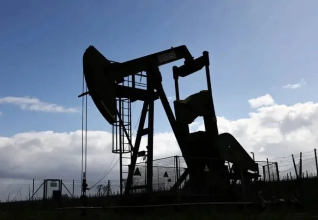 El mercado petrolero reacciona a la ofensiva de EE. UU. en Irán y el crudo supera los $90