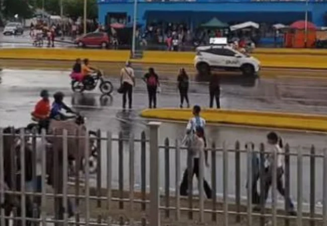 MIS LINDOS, NO LO HAGAN: Transeúntes insisten en cruzar fuera del paso peatonal en el Gran Bazar, pero Ivan sigue con su noble empresa de conciencia