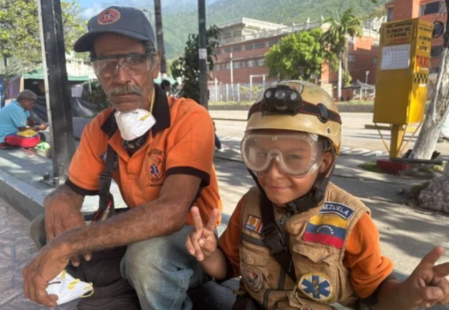 El "Topito venezolano": El niño de 10 años que recorre La Guaira rescatando animales junto a su abuelo