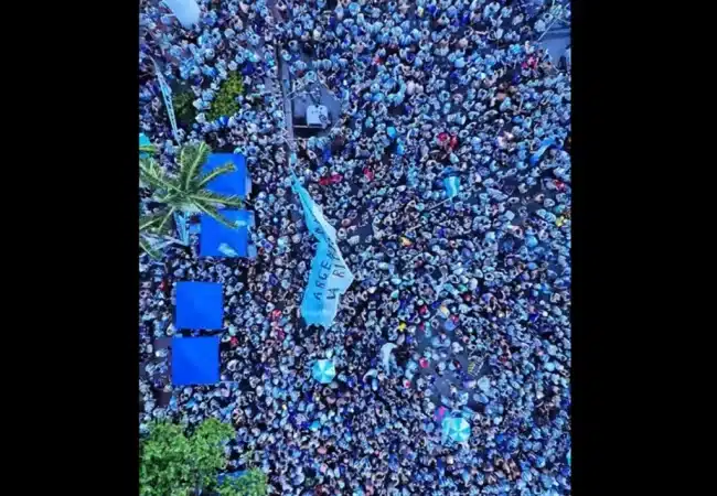 El espectacular banderazo de la fanaticada argentina en la previa ante Cabo Verde que es viral en redes