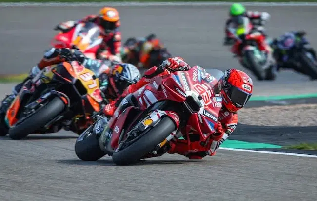 Marc Márquez impone su ley en el ‘sprint’ de Sachsenring y recorta distancias en el Mundial