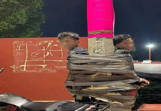 ¡De película! Aparece un "Batman" real en México y amarra a presuntos ladrones de motos en plena vía pública