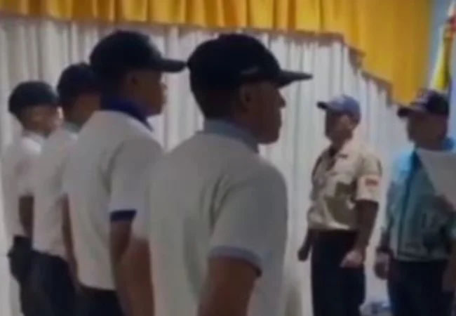Abren procedimiento disciplinario a cuatro alumnos de la Unes-Barinas por publicar video en el que salen uniformados y mostrando una botella de licor