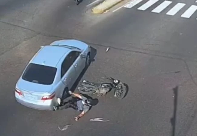 Imprudencia vial deja un motorizado lesionado frente al C.C. Galerías en La Limpia