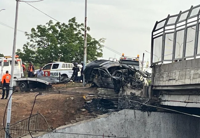 Cuatro muertos en la C1: Se arrollo una camioneta contra el elevado de Santa clara