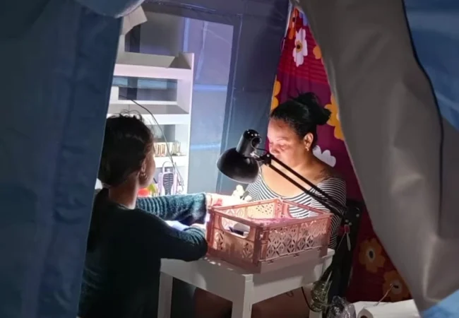 El doble terremoto le quitó el techo pero no las ganas de luchar: Leidy sigue emprendiendo, ahora dentro de una carpa