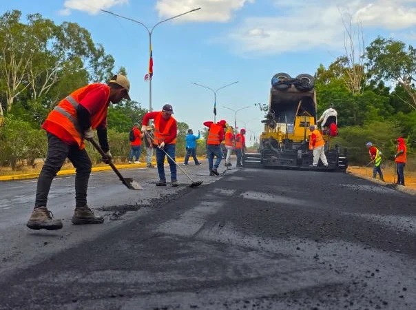 Gobernación del Zulia consolida rehabilitación de la Av. Don Manuel Belloso con la colocación de 24 mil toneladas de asfalto