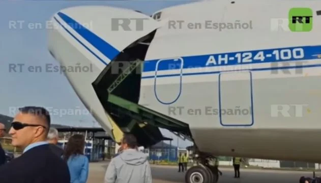 El avión de carga más grande del mundo llegó a Venezuela con ayuda humanitaria desde Rusia