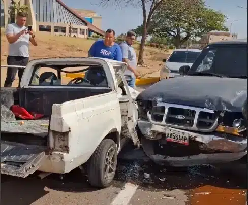 Tres heridos dejó estrepitoso choque en la C-2 cerca de la iglesia San Tarcisio: Entre las víctimas hay un niño