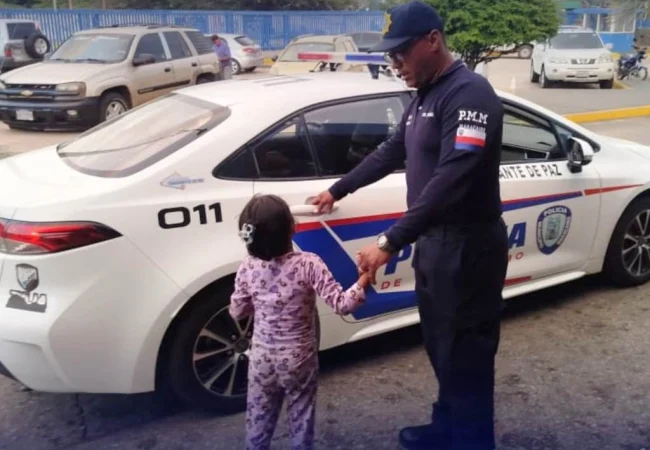 Rescatan a niña extraviada en el centro de Maracaibo y la devuelven a sus padres