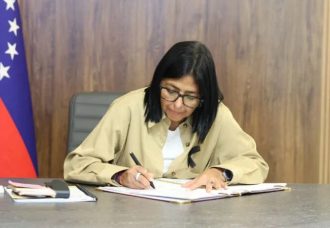 Presidenta (E) Delcy Rodríguez firmó reglamento de la Ley de Hidrocarburos