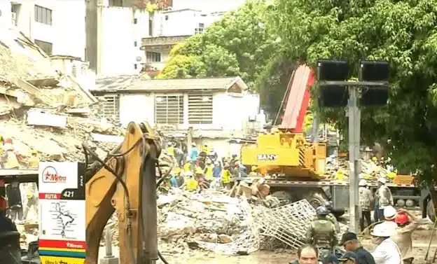 Hay esperanza de rescatar a más personas de las ruinas en el edif. Doña Rita en San Bernardino: Retiraron la placa que impedía avanzar y continúan labores de búsqueda