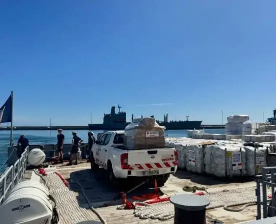 Llegaron 44 toneladas de ayuda humanitaria donadas por Francia