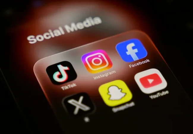 Francia prohíbe el uso de las redes sociales a menores de 15 años y se convierte en el primer país de la UE en establecer esta ley