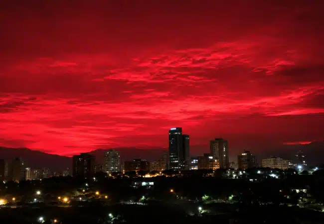 Cielo teñido de rojo: Expertos explican de que se trata después de un terremoto