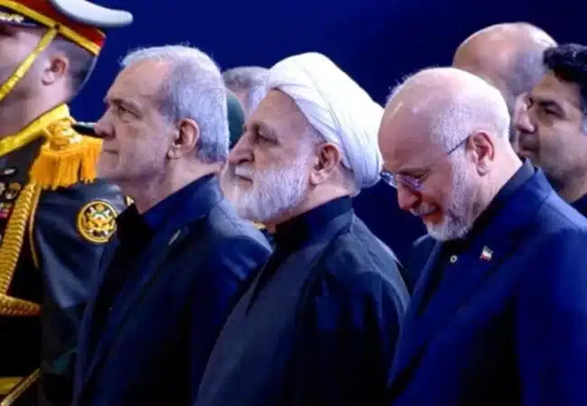 Presidente del Parlamento de Irán llora durante la ceremonia de despedida de Alí Jameneí