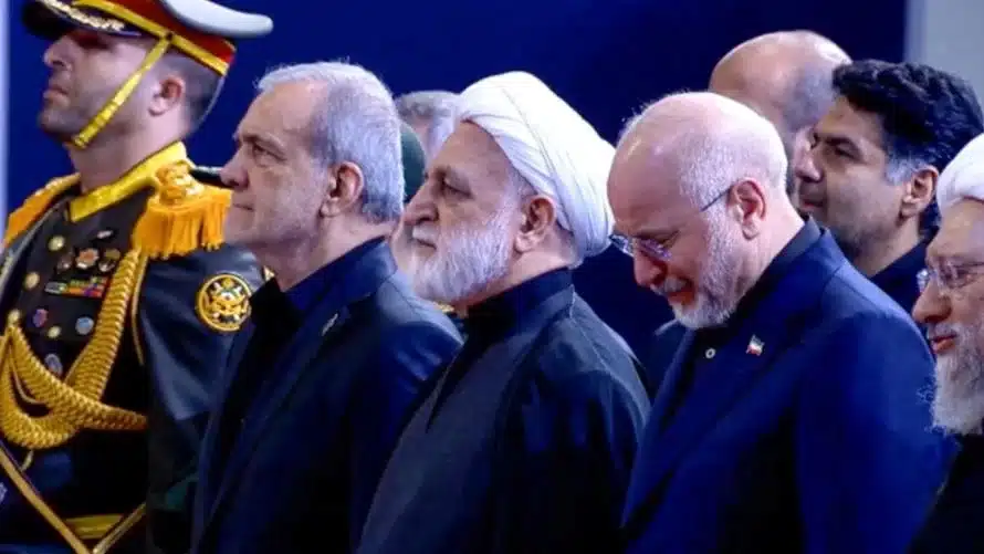 Presidente del Parlamento de Irán llora durante la ceremonia de despedida de Alí Jameneí