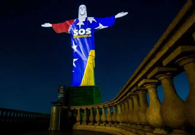 El Cristo Redentor se ilumina en solidaridad con las víctimas de los terremotos en Venezuela