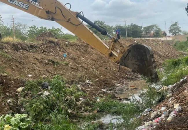 Ayuntamiento marabino inicia limpieza del tramo 12 de Octubre de la cañada Morillo