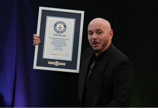 Pitbull establece récord Guinness de la mayor concentración de personas con calvas falsas