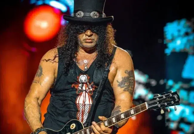 Slash tiende su mano a Venezuela