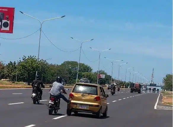Motorizado fue captado empujando un vehículo en plena Circunvalación 1 de Maracaibo